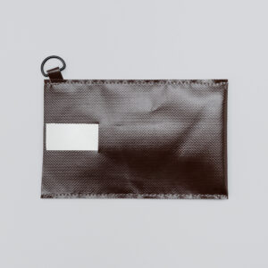 Pochette téléphone grande brune, languette blanche