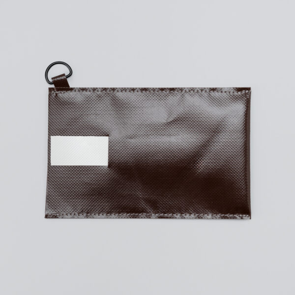 Pochette téléphone grande brune, languette blanche