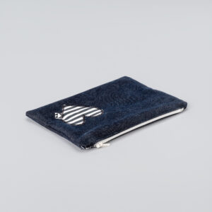 Trousse noire avec cœur rayé
