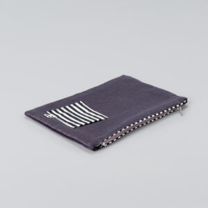 Trousse gris foncé avec poche rayée