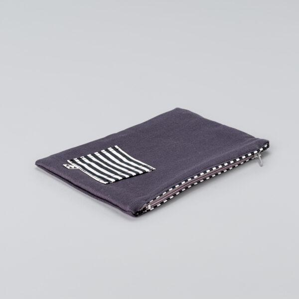Trousse gris foncé avec poche rayée